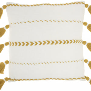Cojín decorativo de algodón blanco bohemio con detalles de borlas color mostaza
