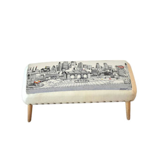 Otomana bordada blanca con el horizonte de la ciudad de Kansas City de 38"