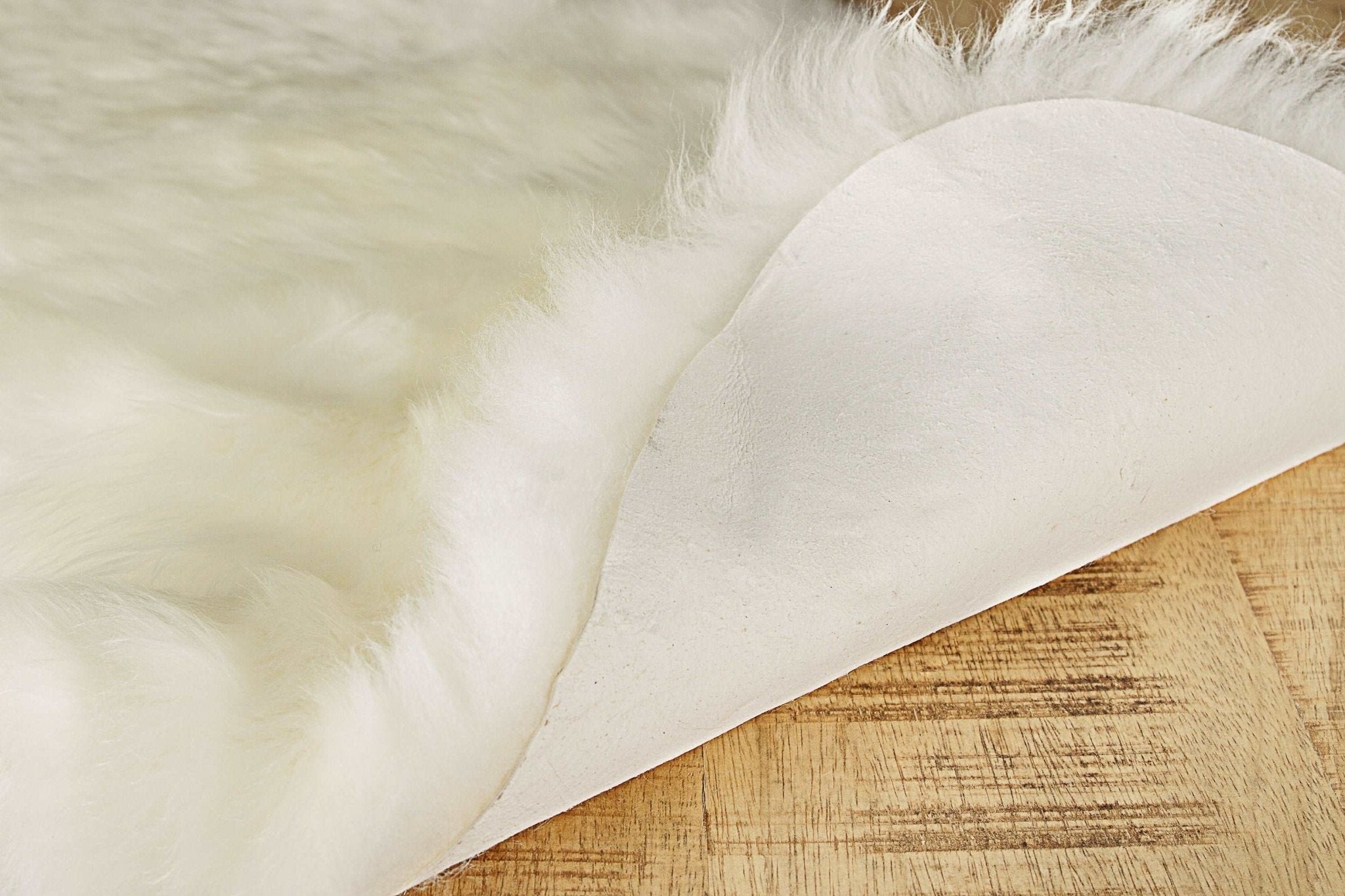 Natural New Zealand Sheepskin Wool Area Rug in White 2' x 3'