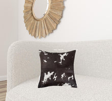 Cojín Quattro blanco y chocolate de 18