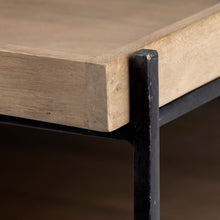 Mesa superior rectangular de madera maciza y mesa de centro de dos niveles con marco de metal negro