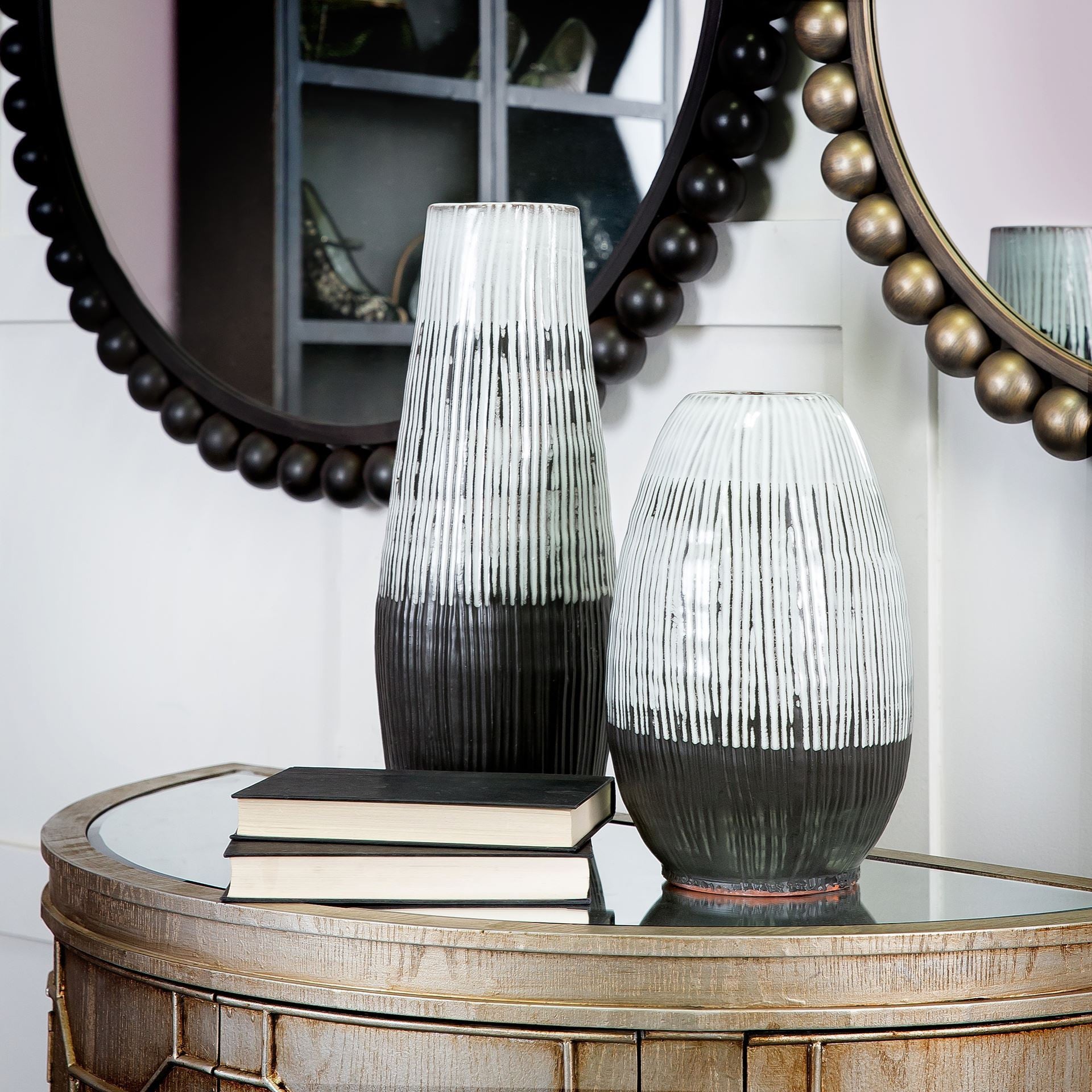 Espejo de pared redondo con marco de bola de metal negro de 43"