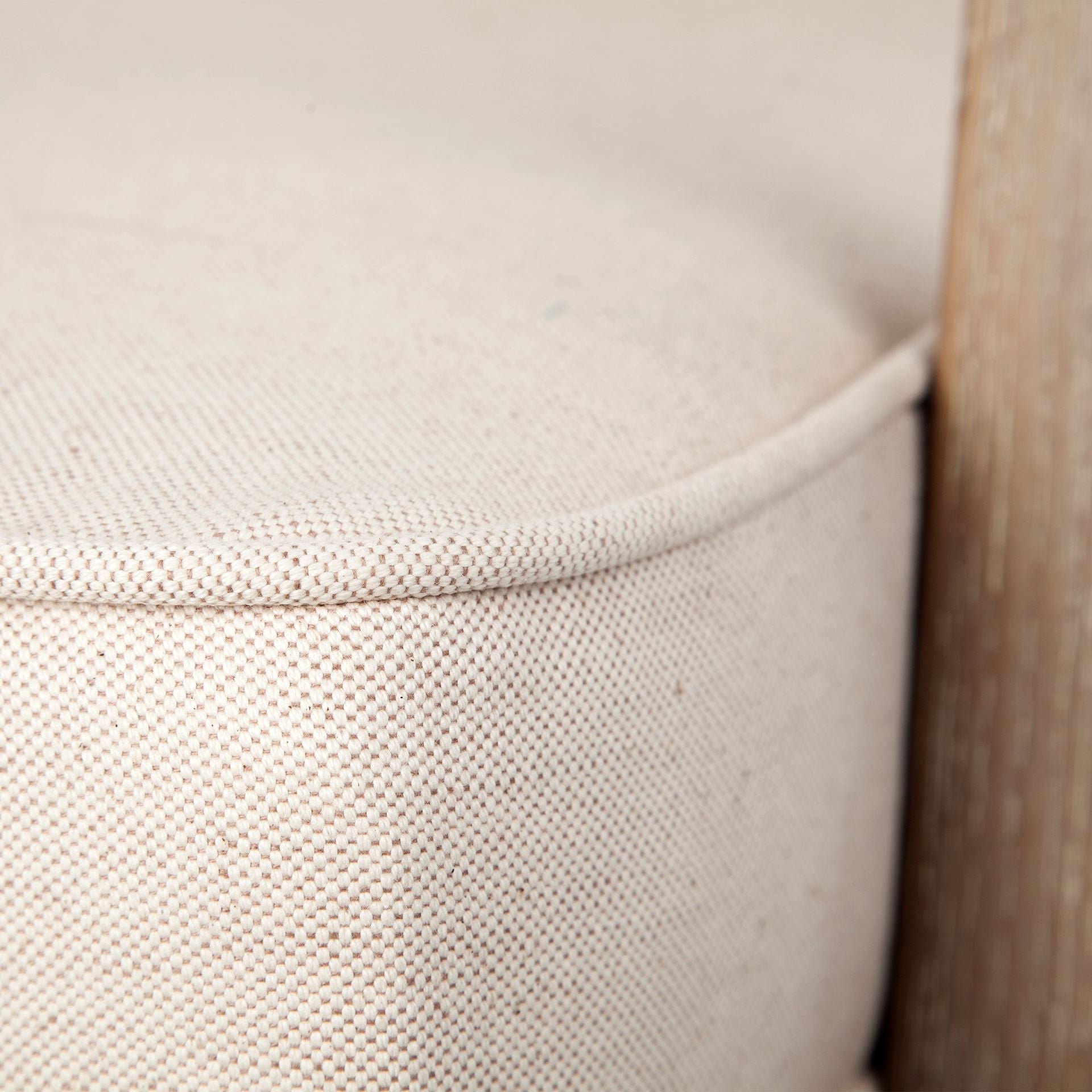 Silla decorativa con asiento de tela en blanco roto y marco de madera de fresno