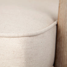 Silla decorativa con asiento de tela en blanco roto y marco de madera de fresno