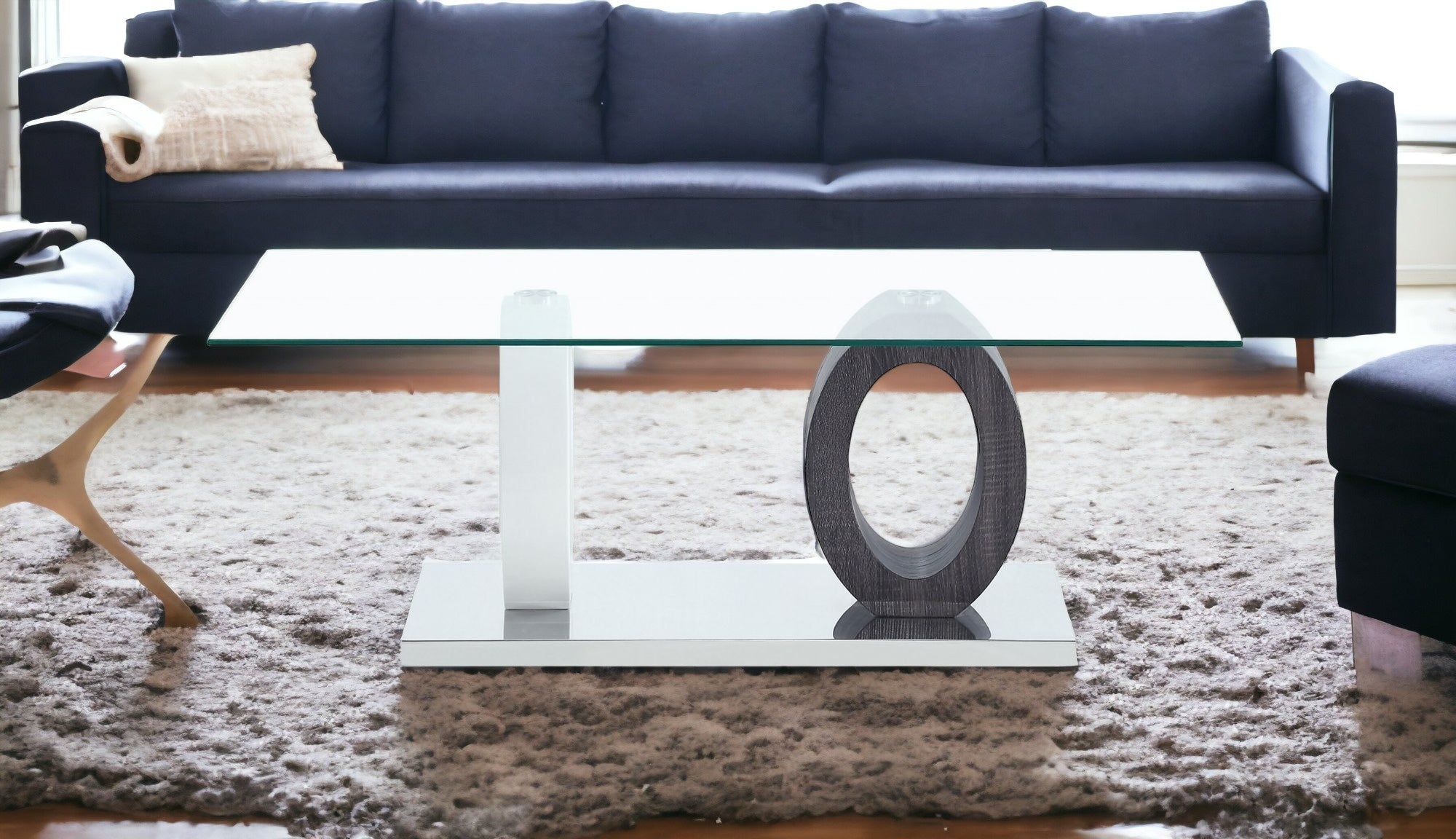 白色和灰色玻璃頂雞尾酒桌