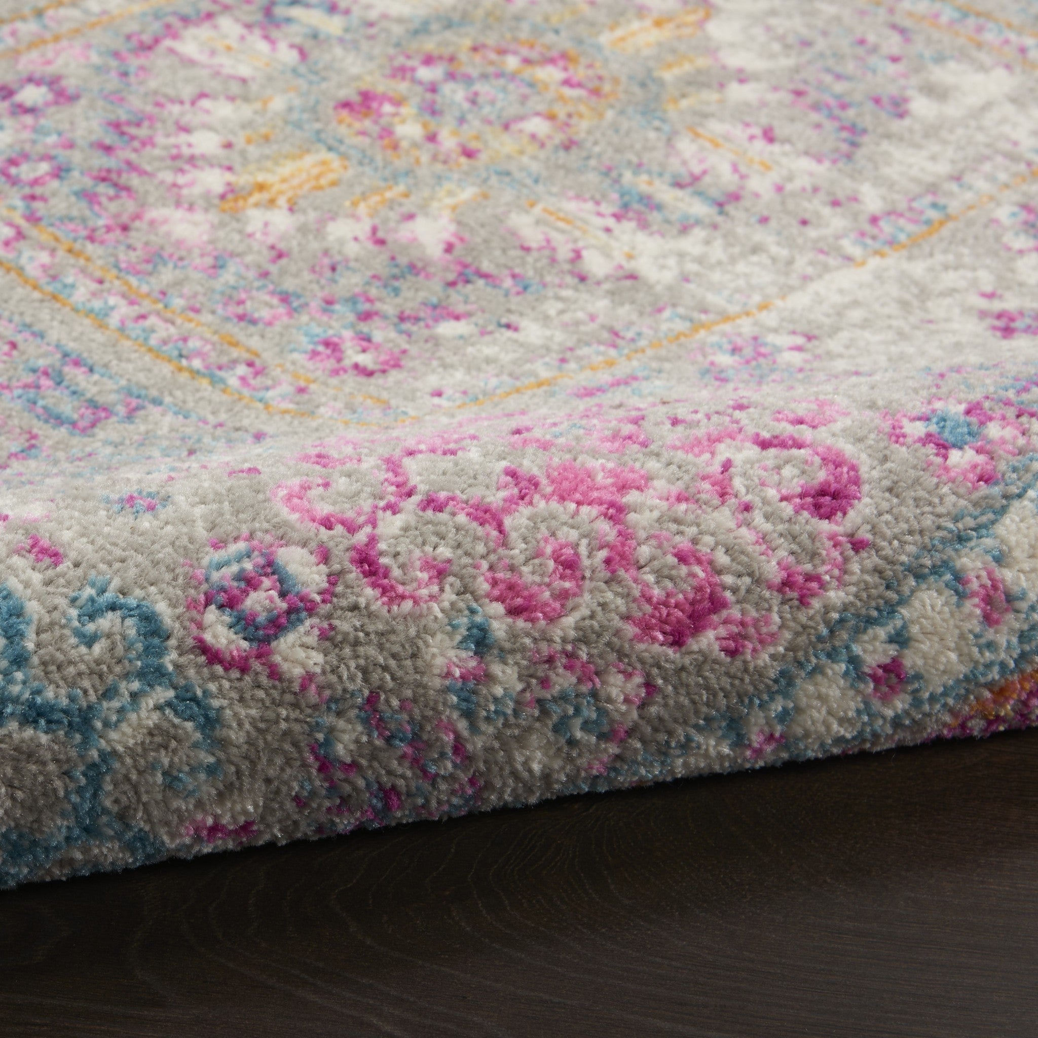 Gray Distressed Ornamental Area Rug - 4’ x 6’