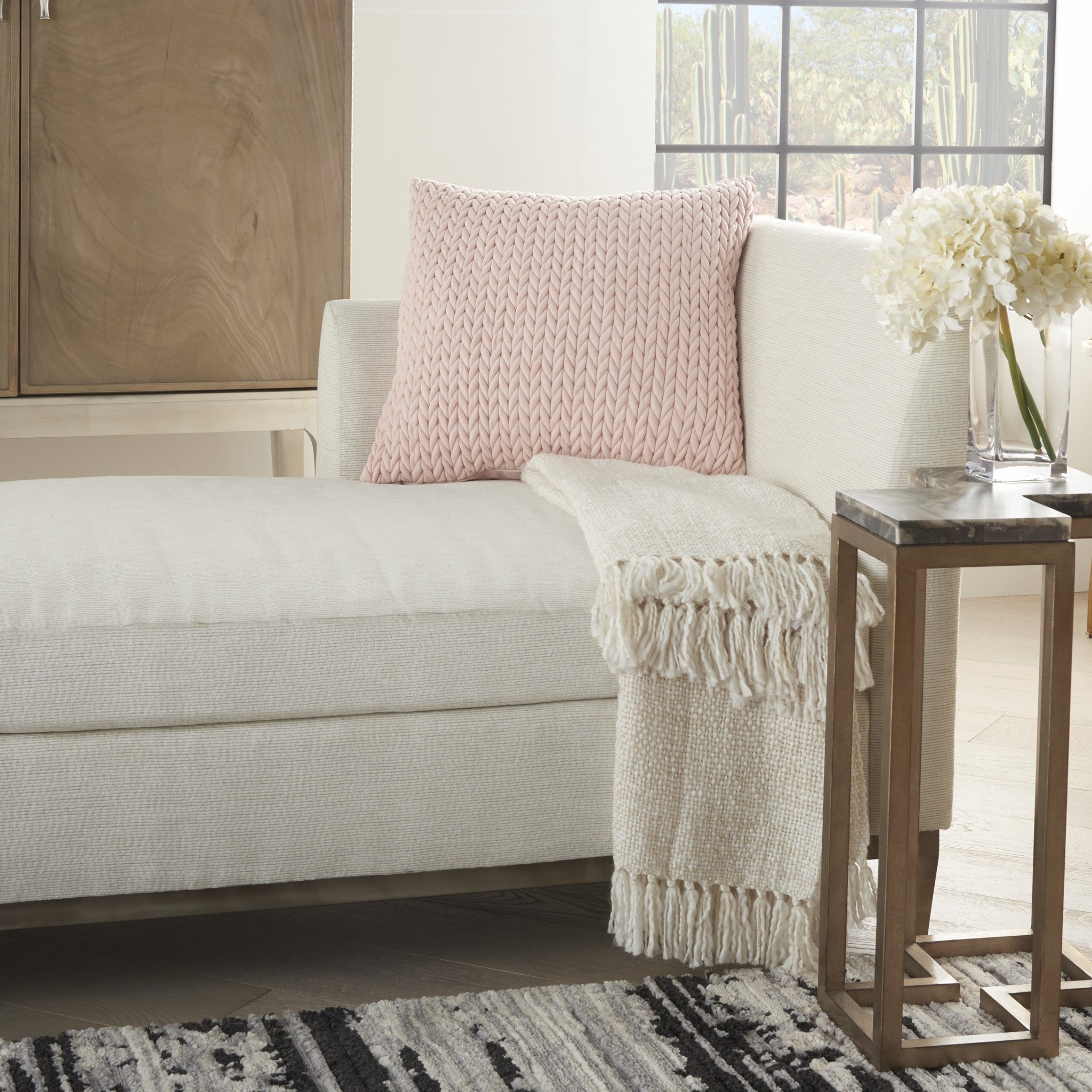 淺粉色 V 形編織抱枕