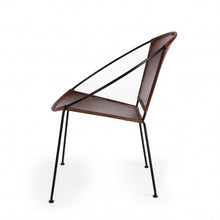 Silla moderna de cuero marrón con forma de anillo