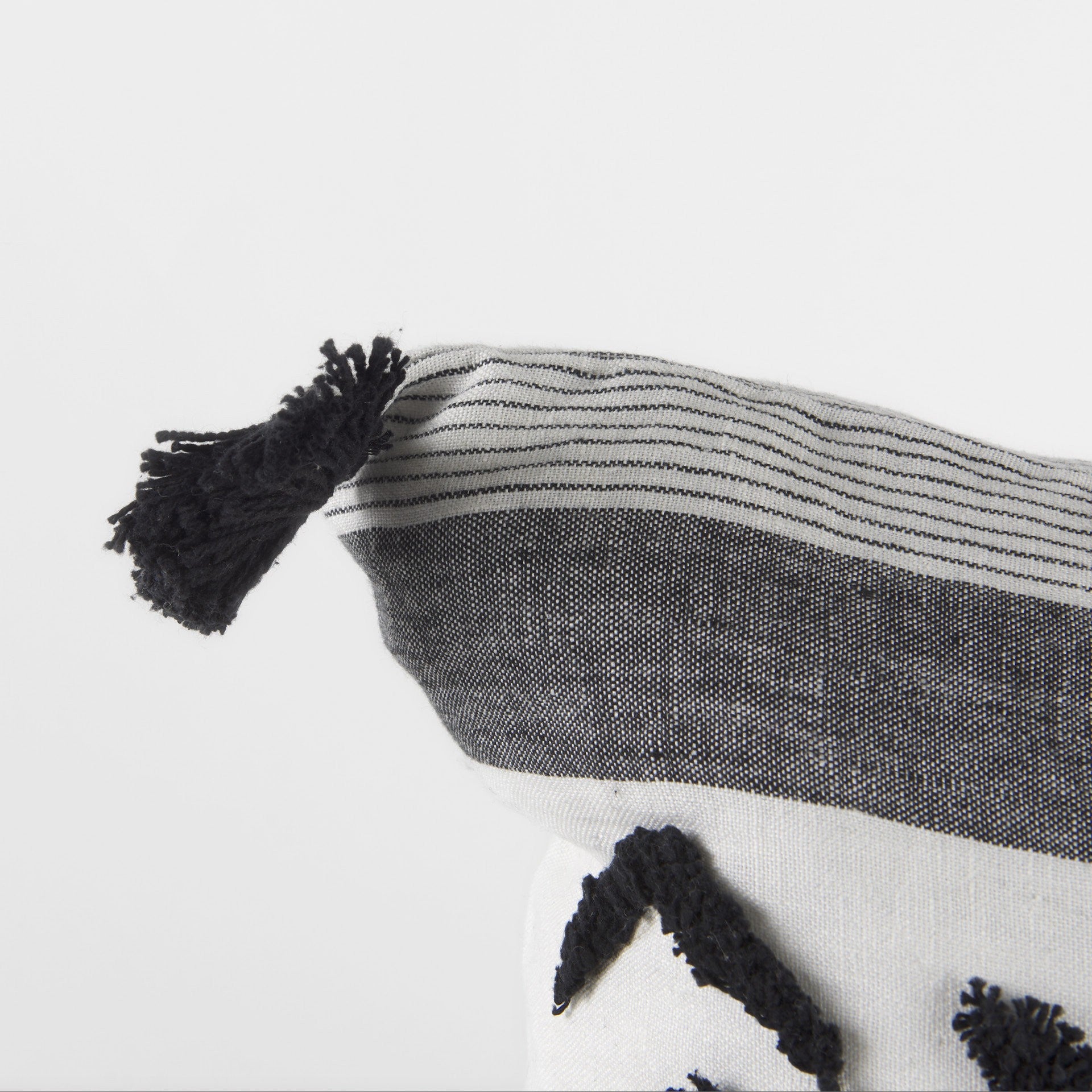 白色和灰色流蘇枕套