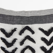 白色和灰色流蘇枕套