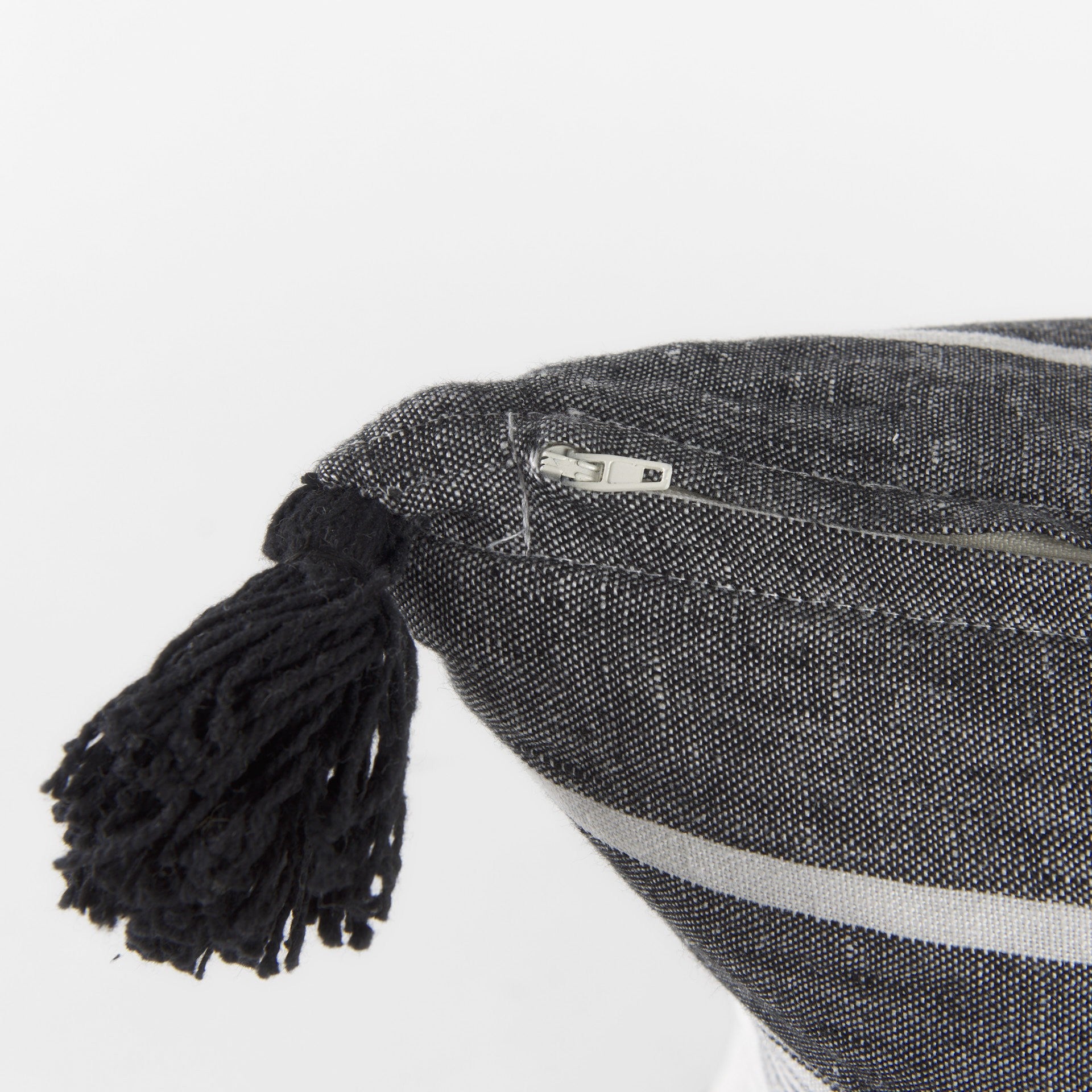 白色和灰色流蘇枕套