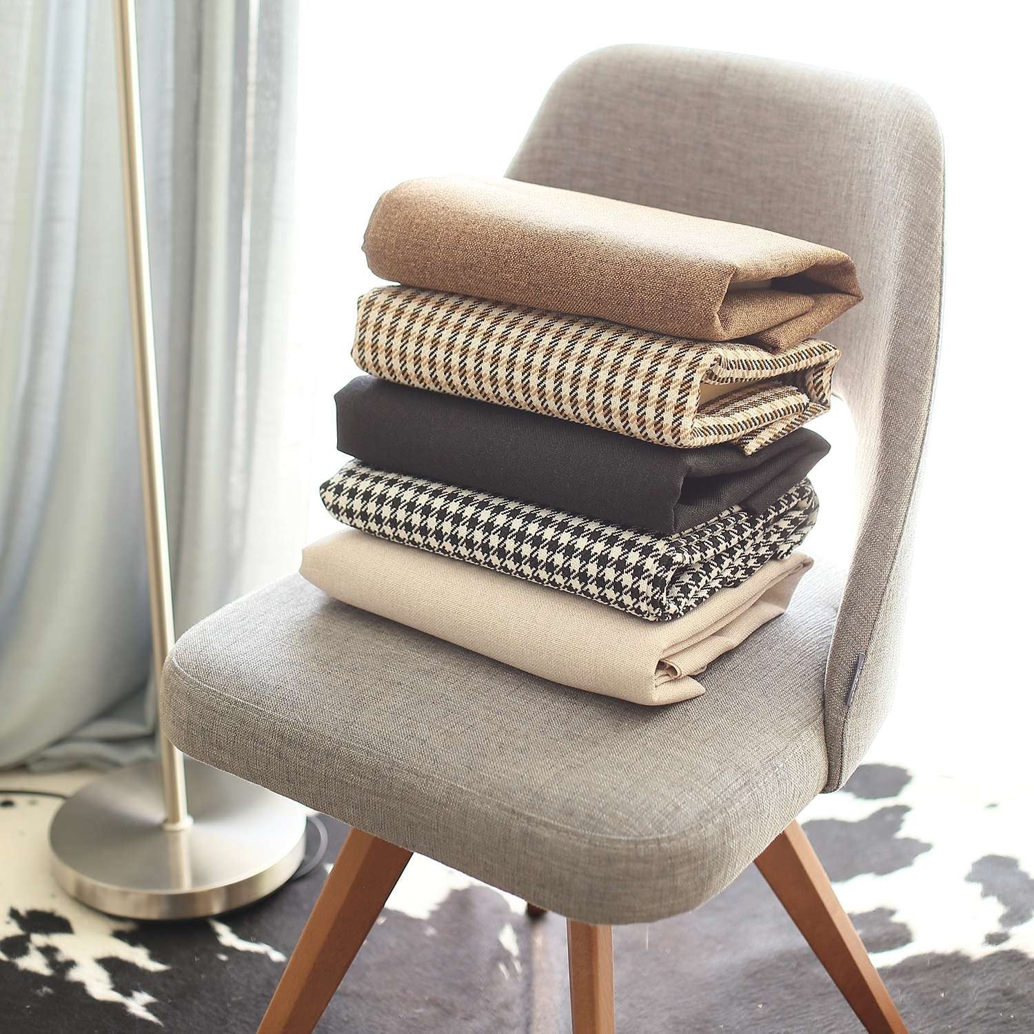 黑色和白色斜角枕套 4 件套