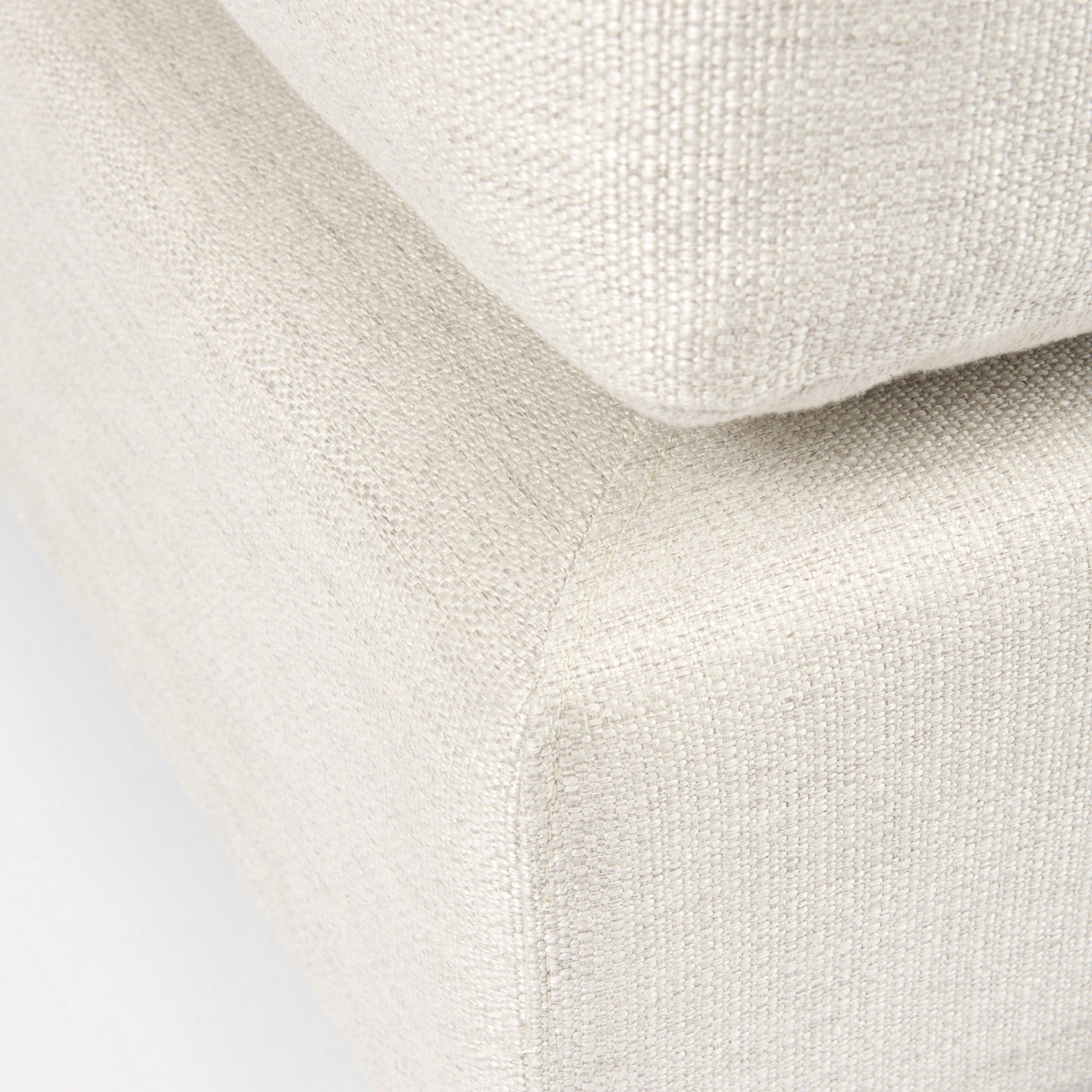 Otomana de tamaño completo cubierta de tela beige