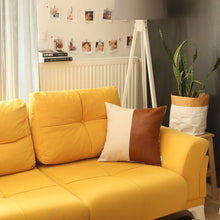 Juego de 2 cojines de piel sintética negra y marrón.