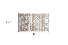 2' x 4' Sandy Tan and White Zigs and Zags Washable Floor Mat