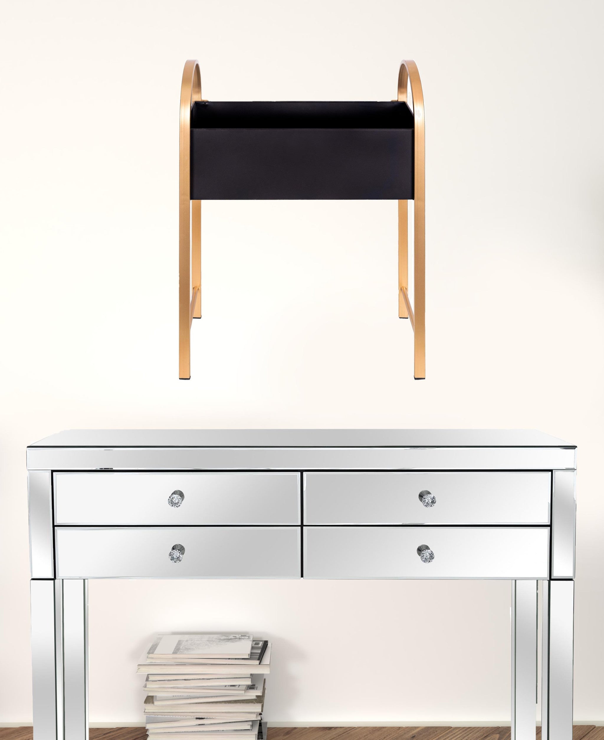 Macetero de metal dorado y negro