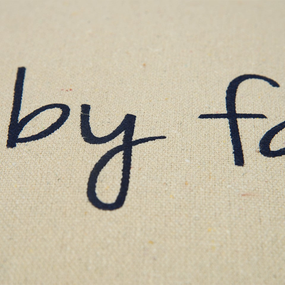 Lona negra topo Walk by Faith Cojín