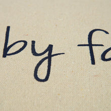 Lona negra topo Walk by Faith Cojín