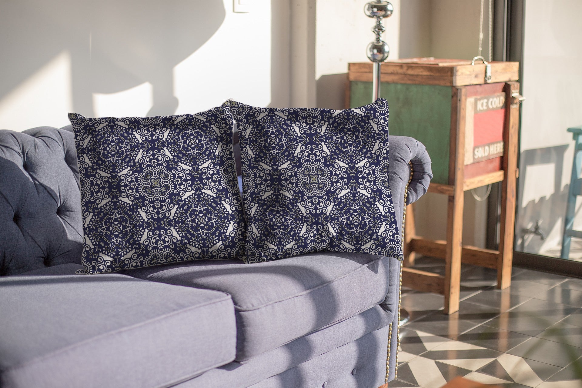 Cojín decorativo de gamuza con patrón bohemio azul marino de 16"