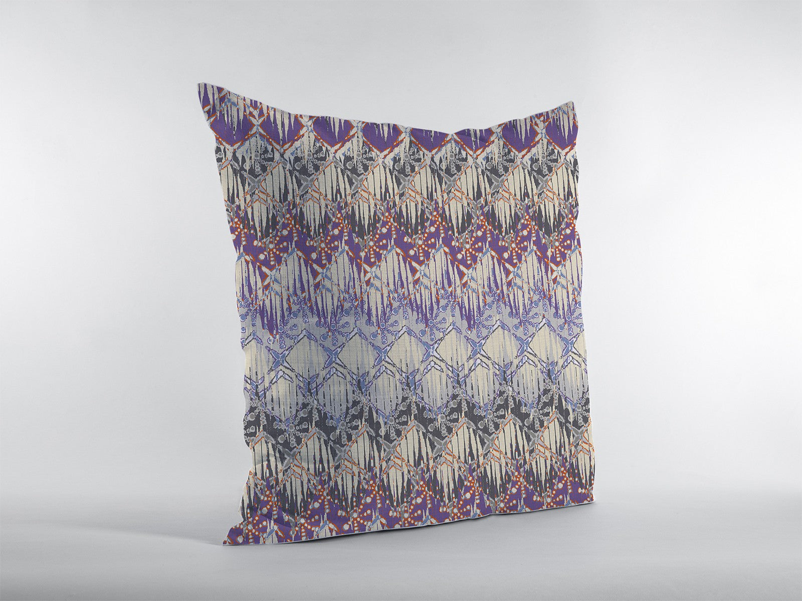 16 英寸洋紅色奶油色 Hatch 裝飾絨面革抱枕