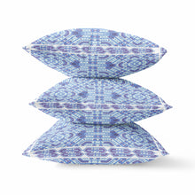 Cojín de gamuza con costura soplada geométrica blanca índigo de 18 