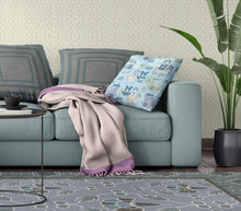 16 英寸 X 16 英寸天藍色和白色佩斯利吹邊接縫絨面革抱枕