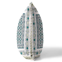 Cojín de gamuza con costura soplada floral blanca y verde de 18 