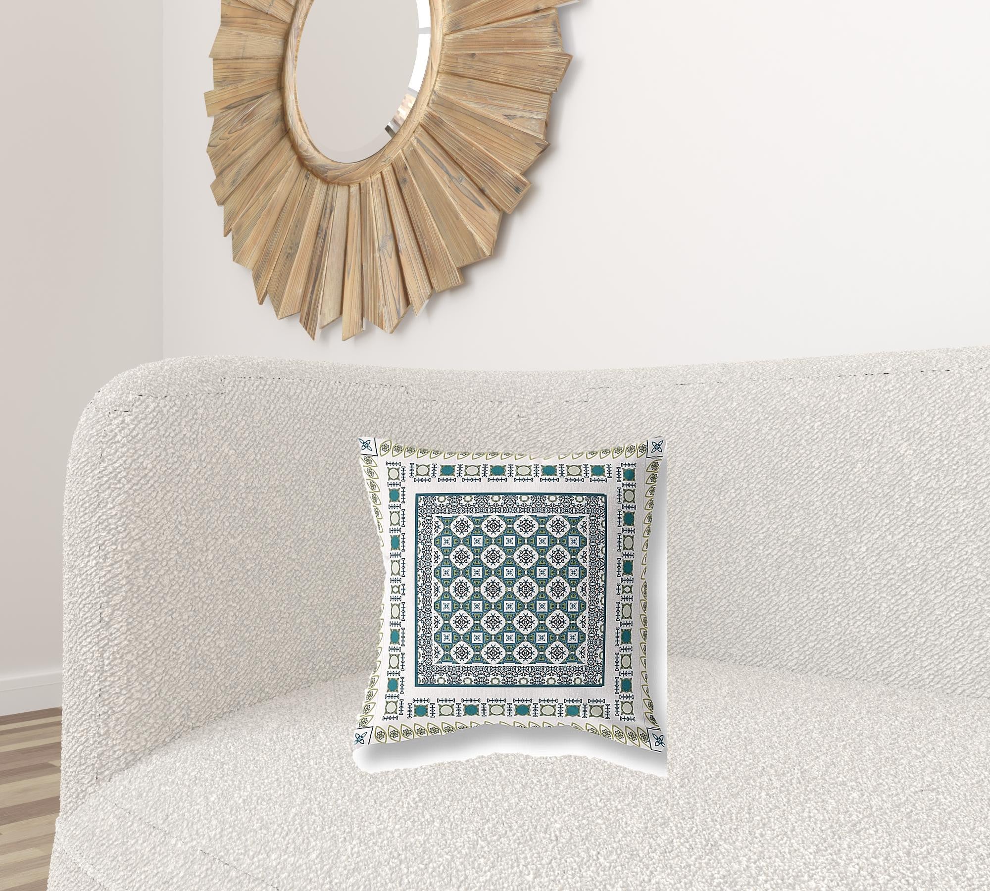 Cojín de gamuza con costura soplada floral blanca y verde de 18 "X 18"