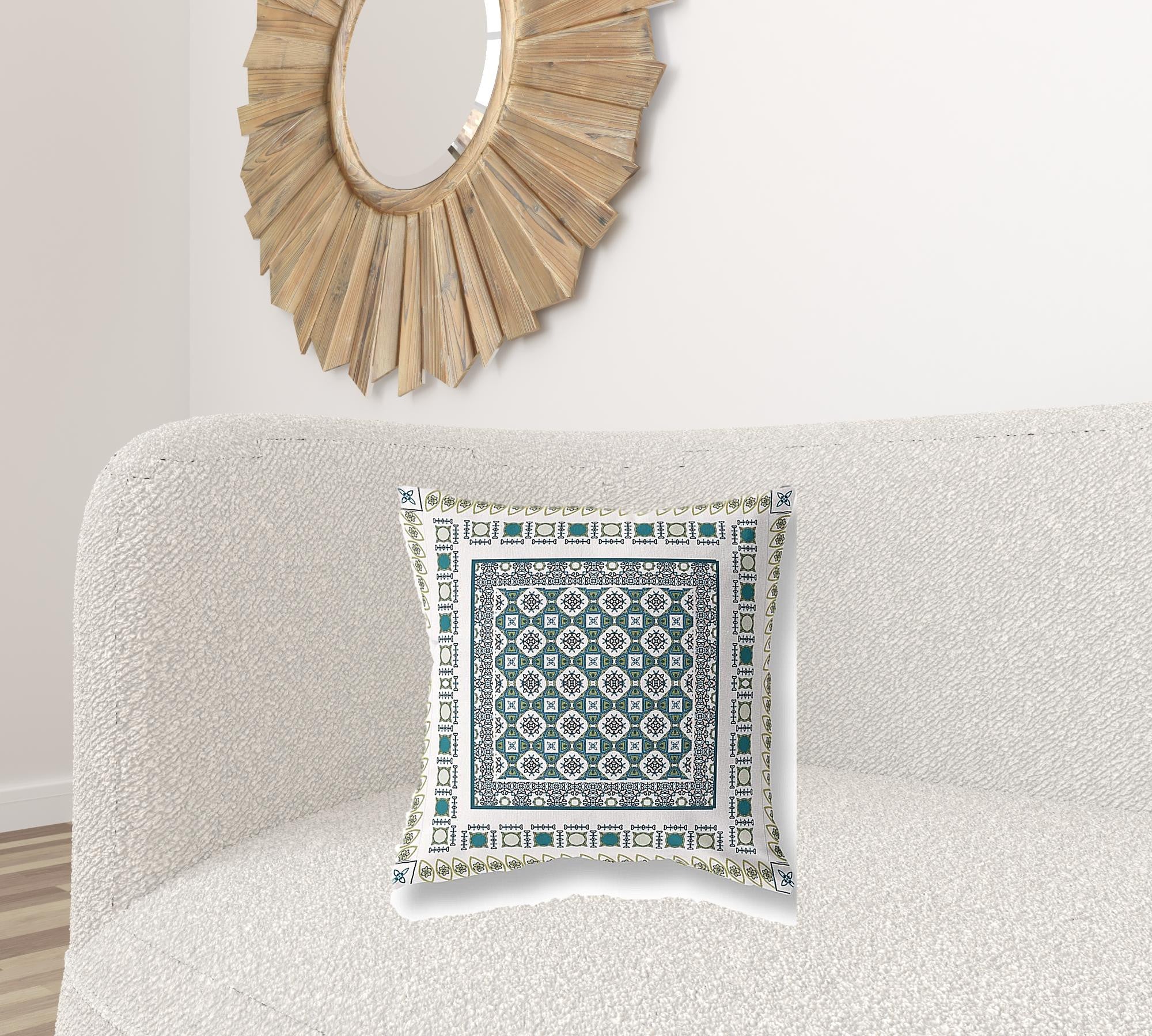 Cojín de gamuza con costura soplada floral blanca y verde de 18 "X 18"