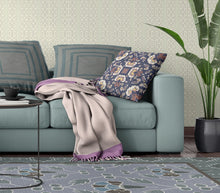 16 英寸 X 16 英寸藍色和白色花卉吹縫絨面革抱枕