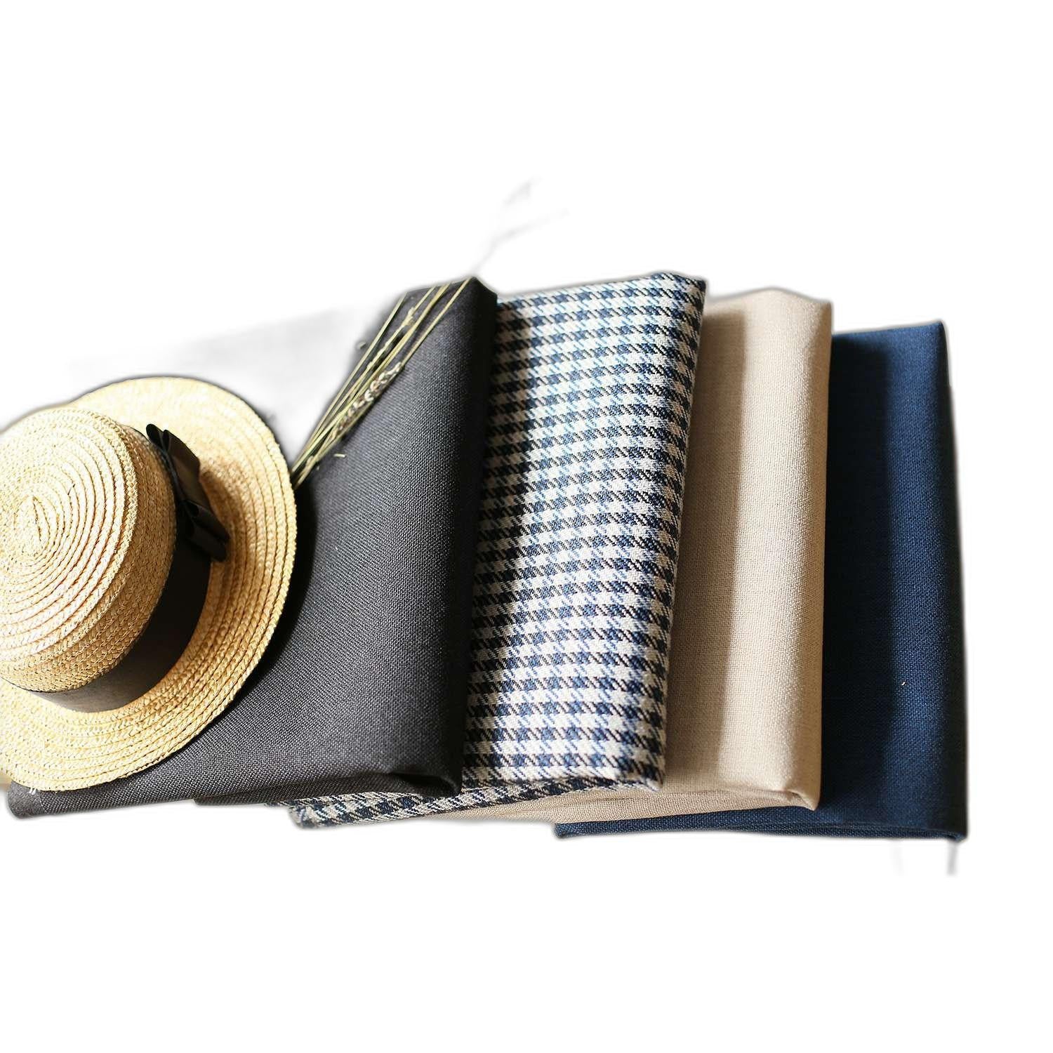 Juego de dos cojines de poliéster hechos a mano con cremallera geométrica roja y negra de 18 "X 18"