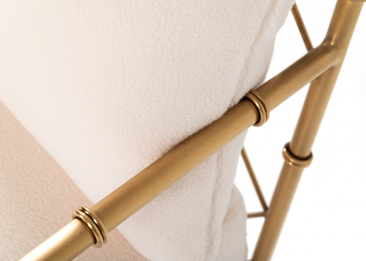 Elegante silla decorativa con estructura en A de terciopelo blanco y dorado