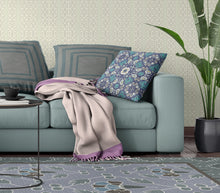 Cojín geométrico de gamuza con costura soplada azul y blanca de 18 