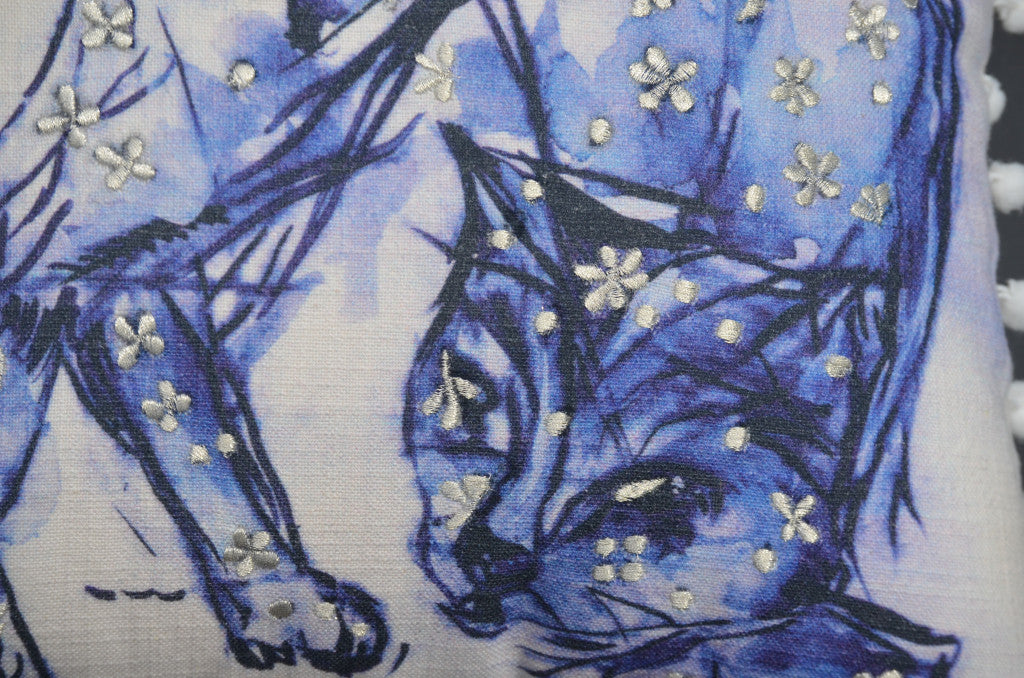 Cojín de gato abstracto azul y blanco de 18.0 x 18.0 in con pompones