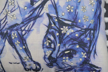 Cojín de gato abstracto azul y blanco de 18.0 x 18.0 in con pompones