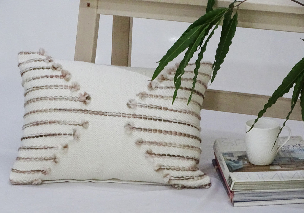 14 英寸 X 20 英寸棕褐色和白色拉鍊棉混紡幾何毛球抱枕