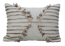 14 英寸 X 20 英寸棕褐色和白色拉鍊棉混紡幾何毛球抱枕