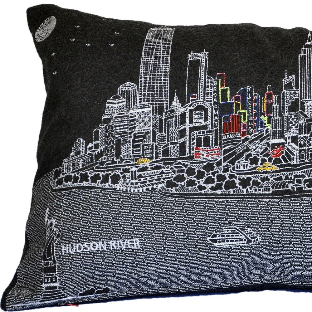 Almohada decorativa lumbar de 24" en blanco y negro NYC Nighttime Skyline