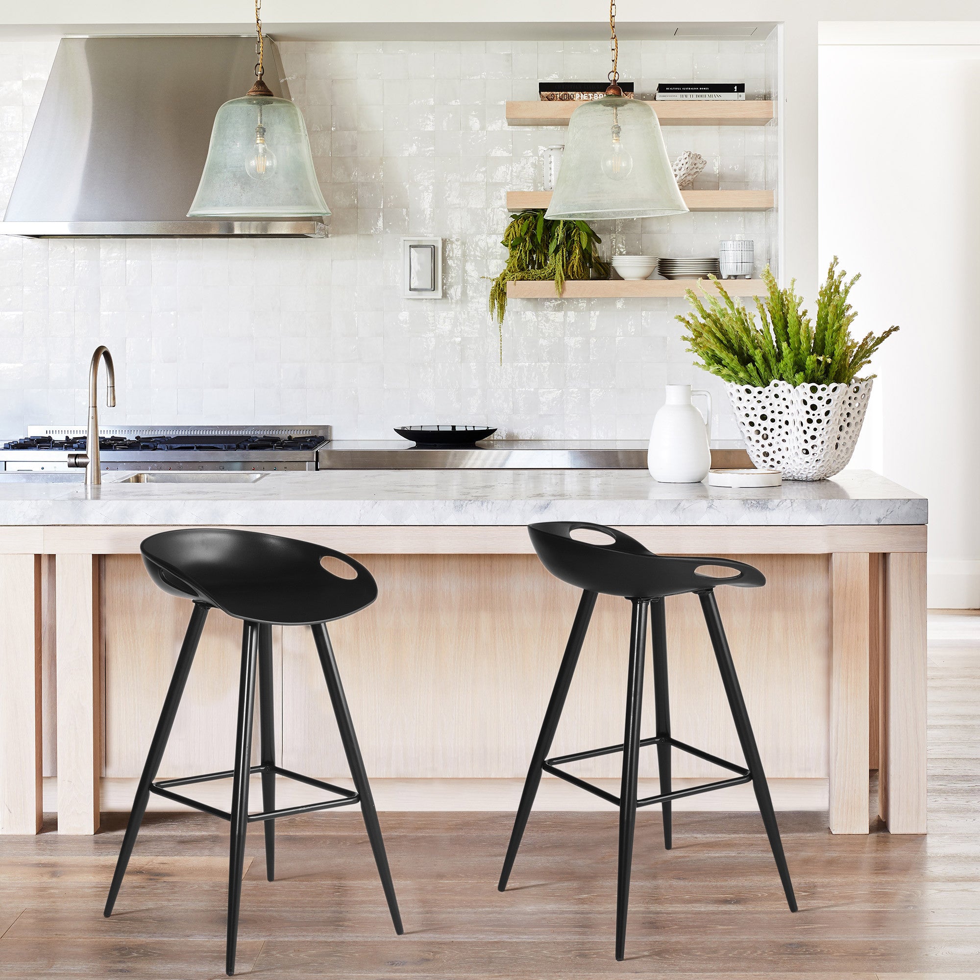 Juego de dos sillas negras de altura de barra con respaldo bajo de 32" con reposapiés