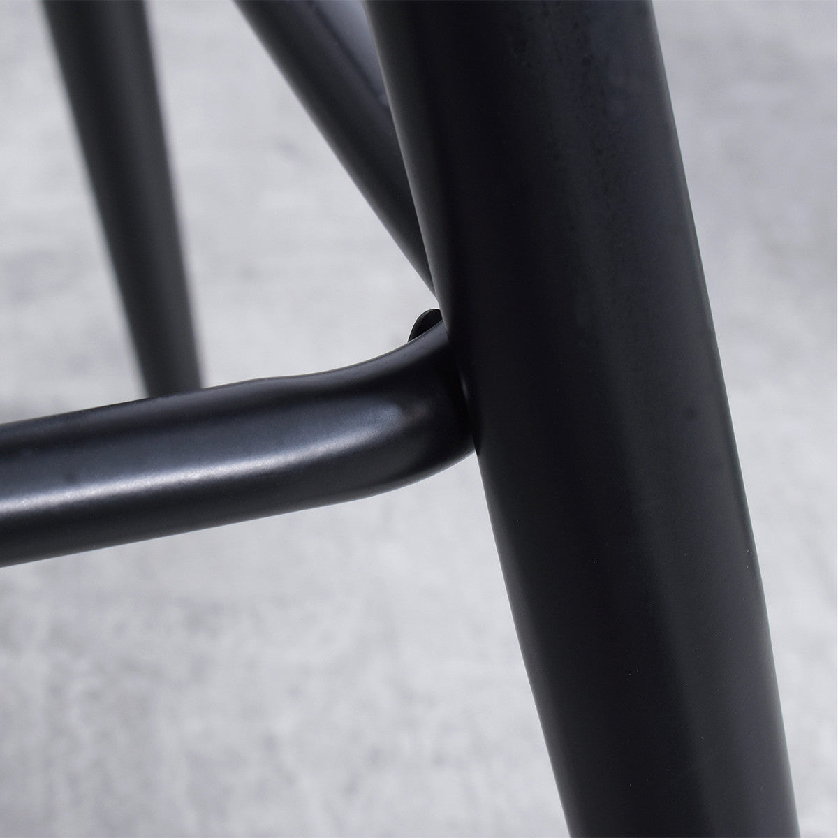 Juego de dos sillas negras de altura de barra con respaldo bajo de 32" con reposapiés