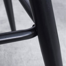 Juego de dos sillas negras de altura de barra con respaldo bajo de 32