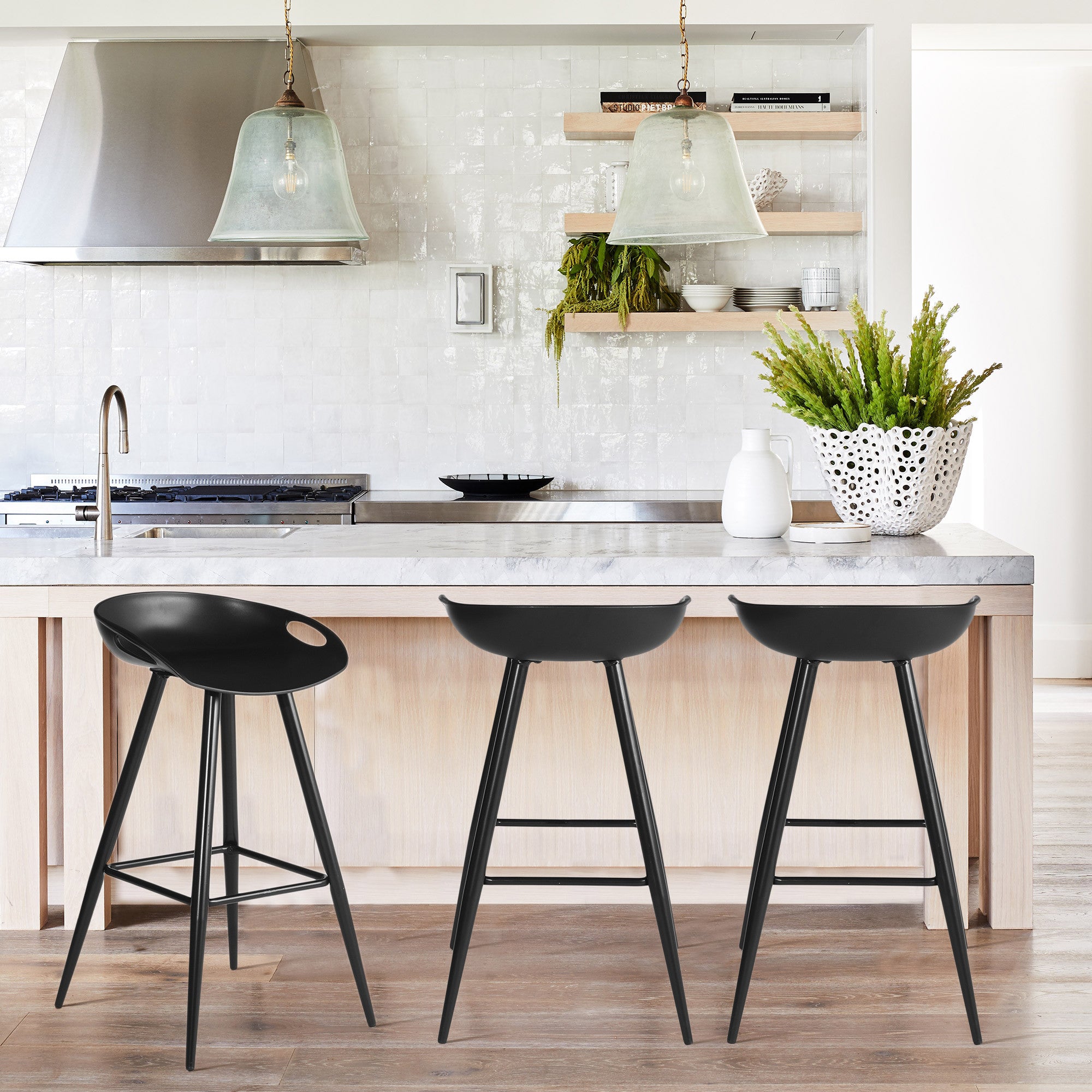 Juego de dos sillas negras de altura de barra con respaldo bajo de 32" con reposapiés