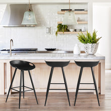 Juego de dos sillas negras de altura de barra con respaldo bajo de 32