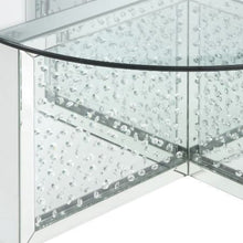 Mesa de centro con base brillante y parte superior redonda plateada y de vidrio transparente de 40