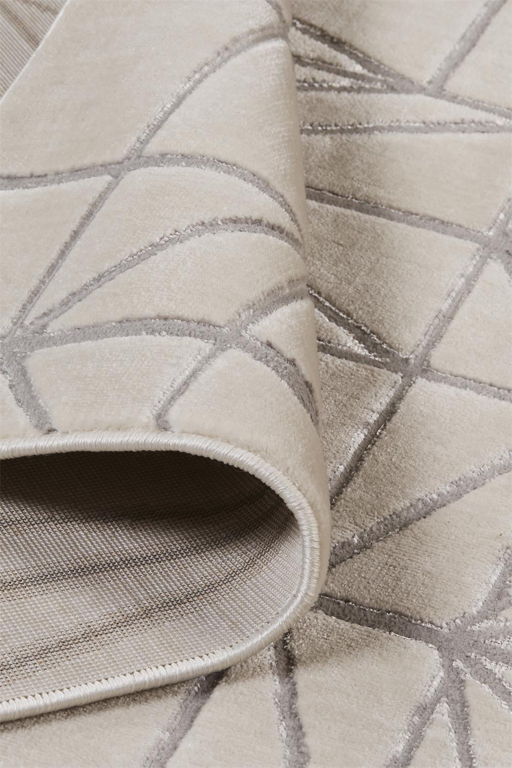 4' X 6' White Silver And Gray Geometric Area Rug