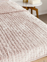 Pink King Polyester Warp:-60Le Weft:- 60Le, Reed:- 55, Picks:- 55 Gsm-120 Thread Count Machine Washable Down Alternative Comforter